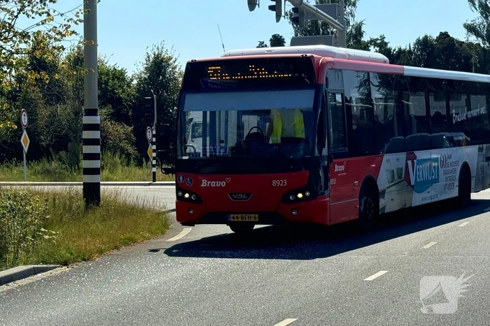 Camper botst op lijnbus