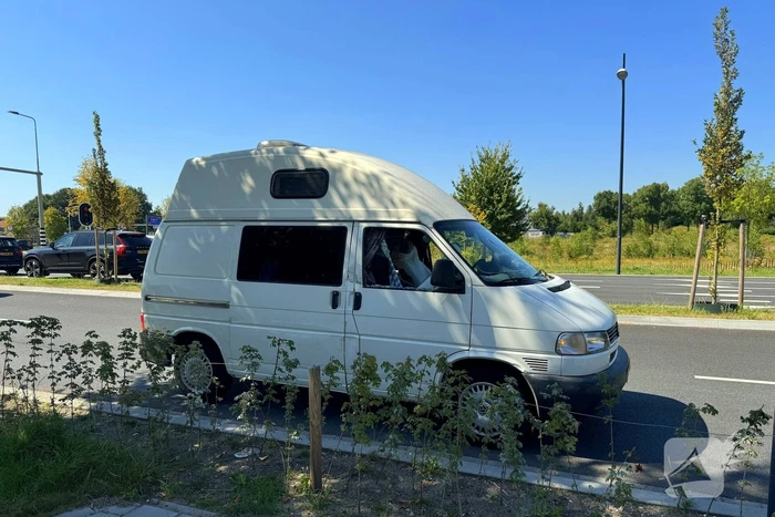Camper botst op lijnbus