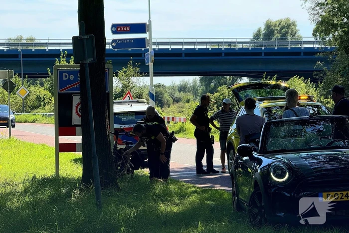 Man hard ten val met fiets, en raakt gewond aan arm
