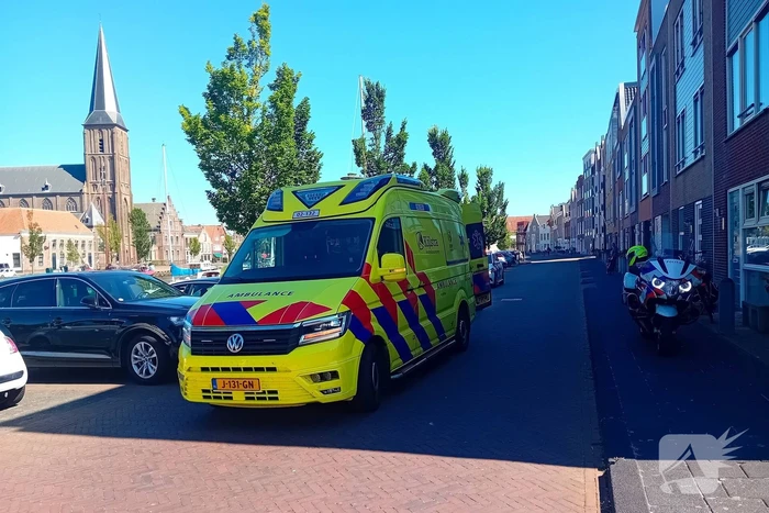 Persoon valt met hond tijdens oversteken