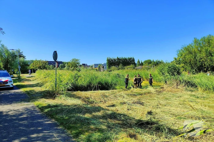 Dronken vrouw valt in rivier