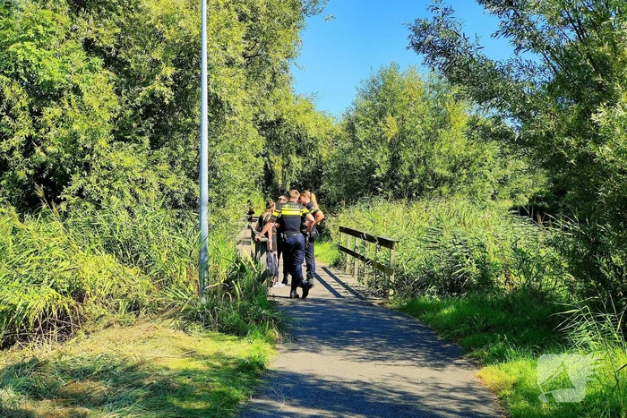 Dronken vrouw valt in rivier