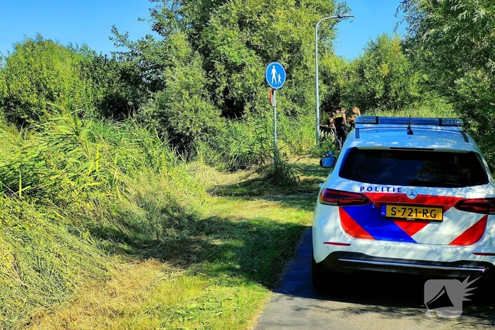Dronken vrouw valt in rivier