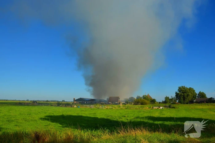 Grote buitenbrand dreigt over te slaan naar schuur