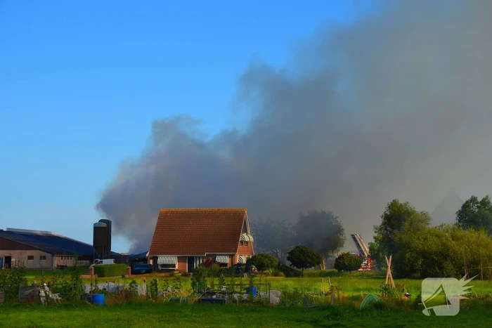 Grote buitenbrand dreigt over te slaan naar schuur