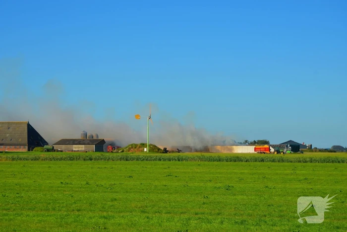 Grote buitenbrand dreigt over te slaan naar schuur