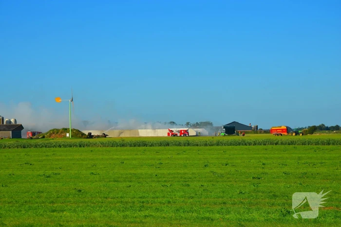 Grote buitenbrand dreigt over te slaan naar schuur