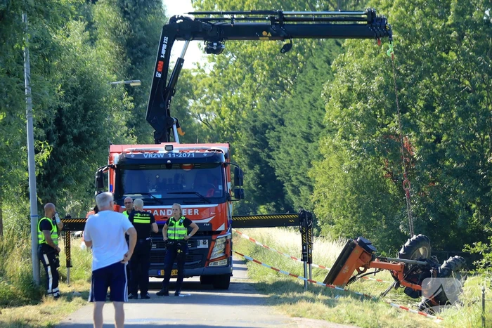 Tractor komt in sloot terecht tijdens grasmaaien