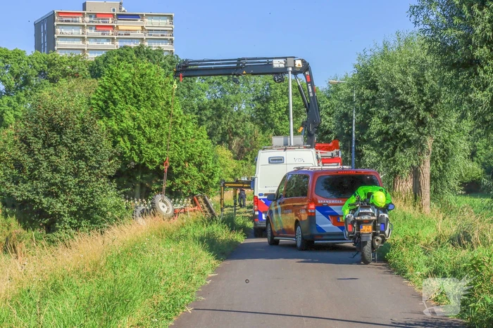 Tractor komt in sloot terecht tijdens grasmaaien