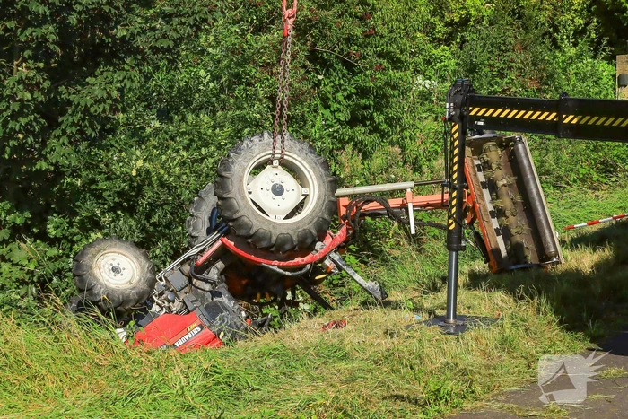 Tractor komt in sloot terecht tijdens grasmaaien