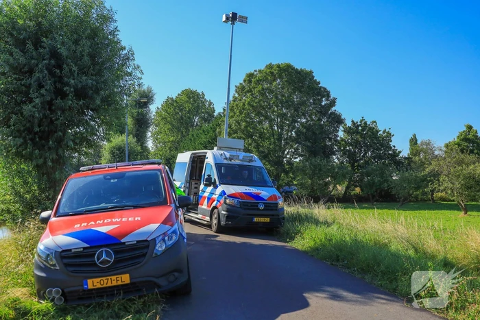 Tractor komt in sloot terecht tijdens grasmaaien
