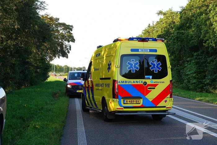 Pick-up zwaar beschadigd nadat bestuurder over rotonde rijdt