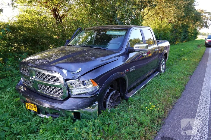 Pick-up zwaar beschadigd nadat bestuurder over rotonde rijdt