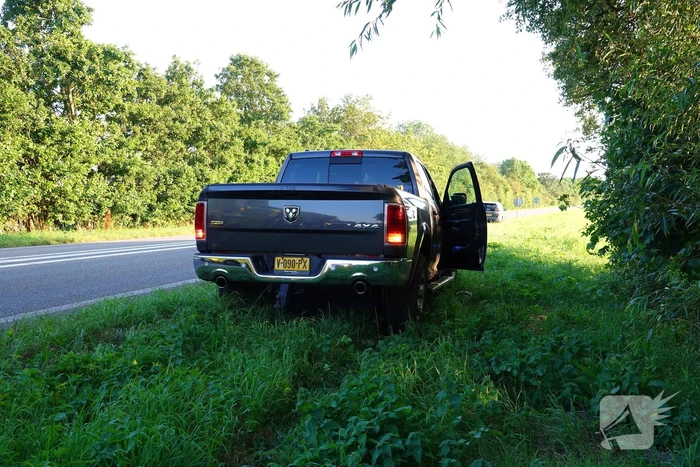 Pick-up zwaar beschadigd nadat bestuurder over rotonde rijdt