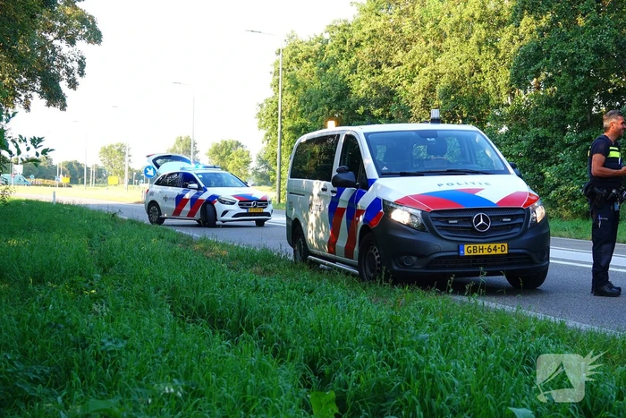 Pick-up zwaar beschadigd nadat bestuurder over rotonde rijdt