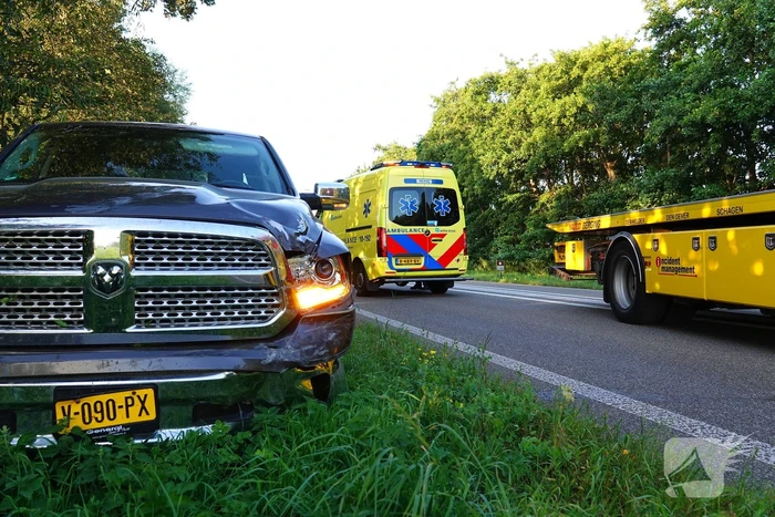 Pick-up zwaar beschadigd nadat bestuurder over rotonde rijdt