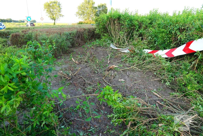 Pick-up zwaar beschadigd nadat bestuurder over rotonde rijdt
