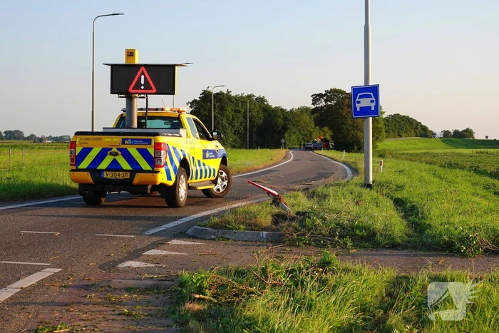 Pick-up zwaar beschadigd nadat bestuurder over rotonde rijdt
