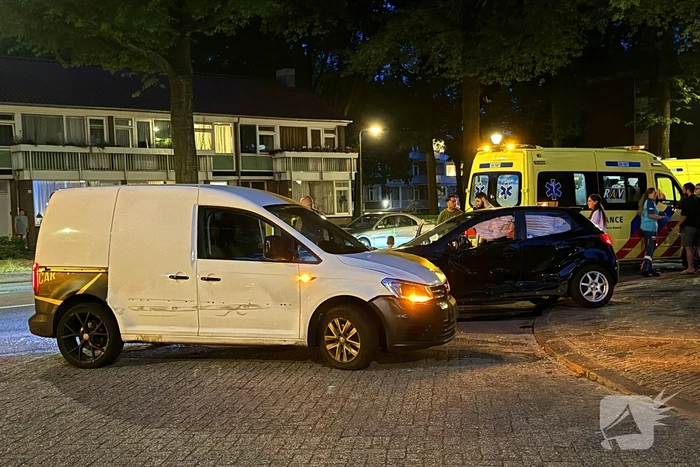 Schade en gewonde bij ongeval tussen twee auto's