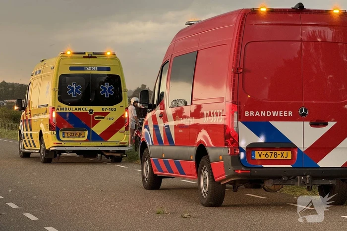 Persoon valt van fiets door wind