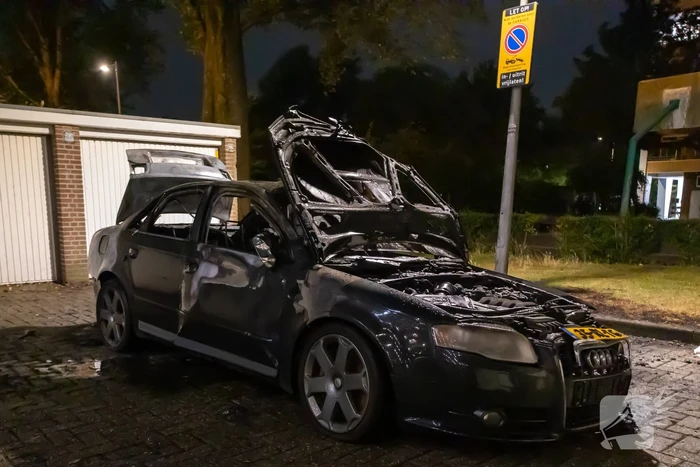 Auto volledig verwoest door brand