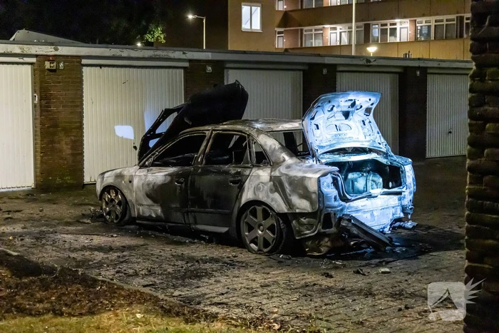 Auto volledig verwoest door brand