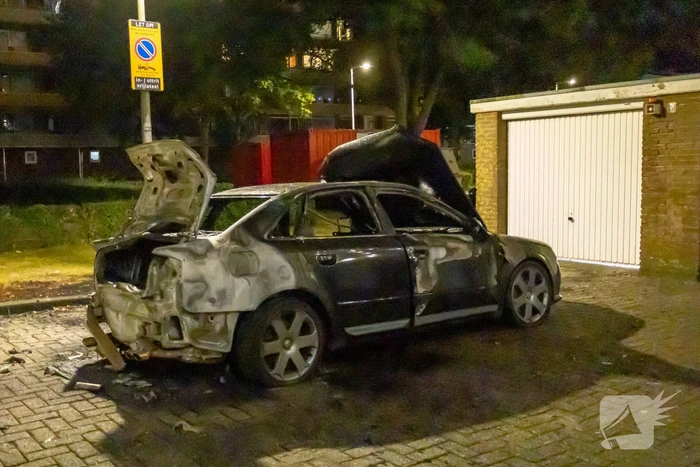Auto volledig verwoest door brand