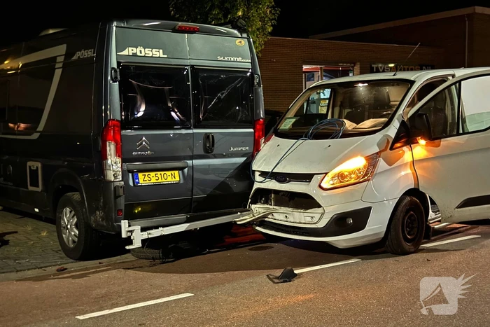 Brandweer helpt berger voertuig los te krijgen na botsing