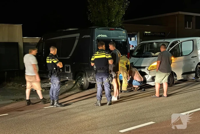 Brandweer helpt berger voertuig los te krijgen na botsing