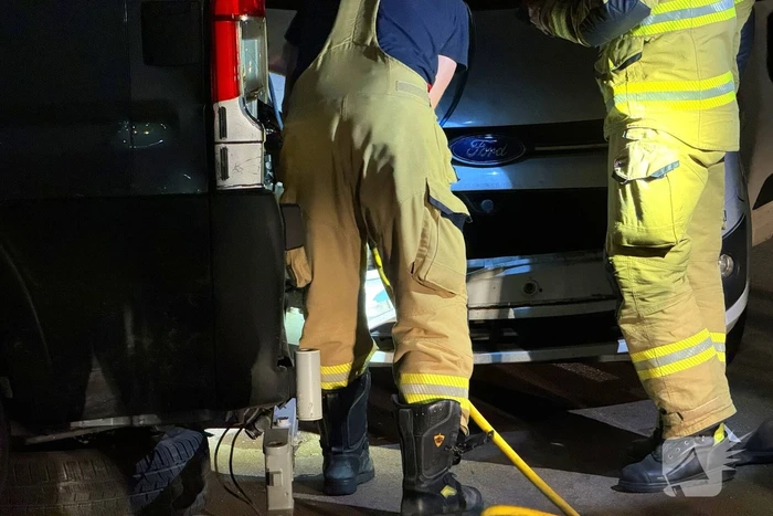 Brandweer helpt berger voertuig los te krijgen na botsing