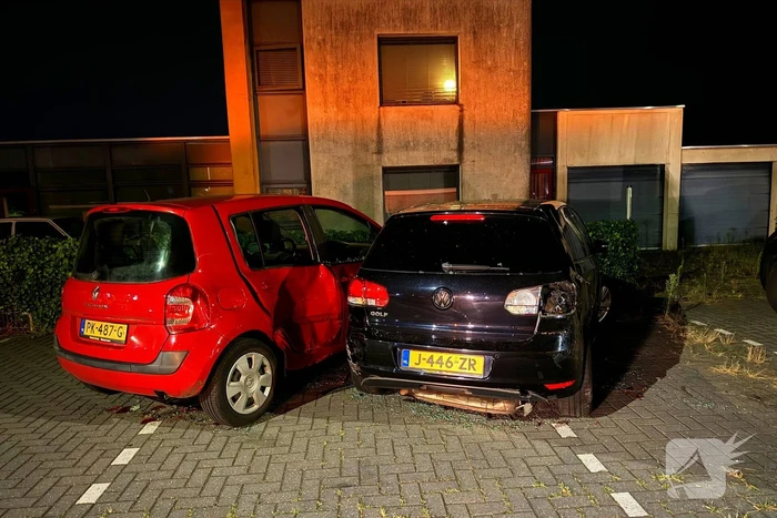 Brandweer helpt berger voertuig los te krijgen na botsing