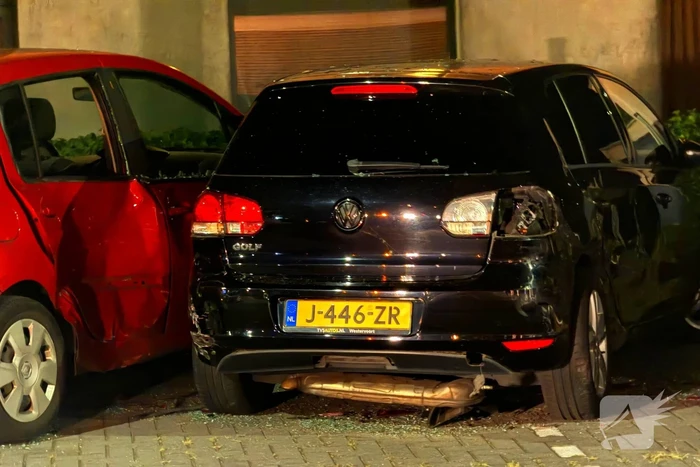 Brandweer helpt berger voertuig los te krijgen na botsing