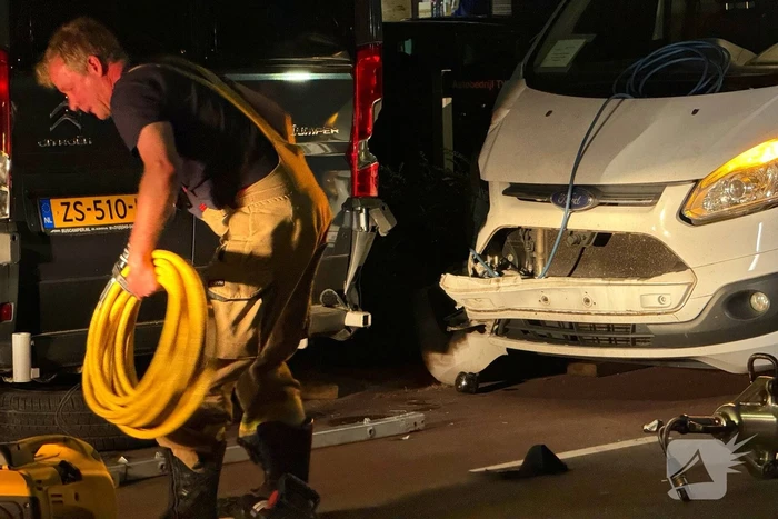 Brandweer helpt berger voertuig los te krijgen na botsing