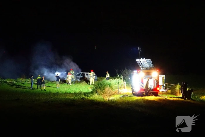 Politie opent onderzoek naar uitgebrande auto in weiland