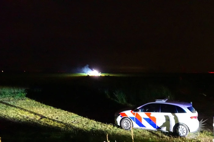 Politie opent onderzoek naar uitgebrande auto in weiland