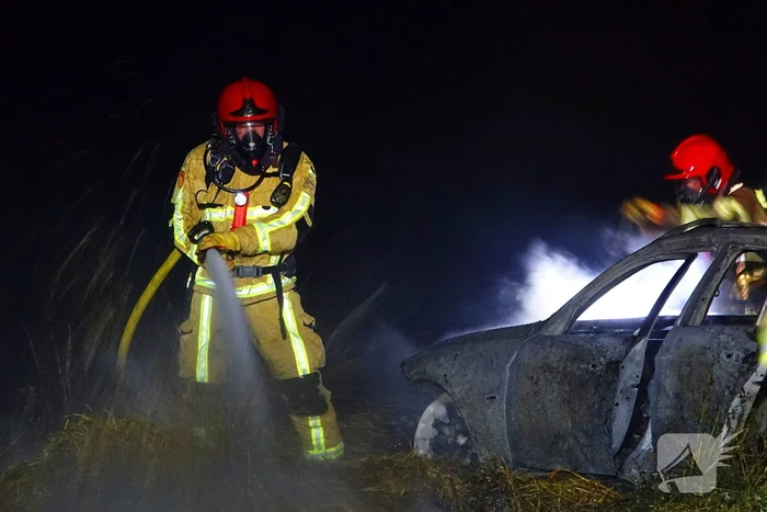Politie opent onderzoek naar uitgebrande auto in weiland