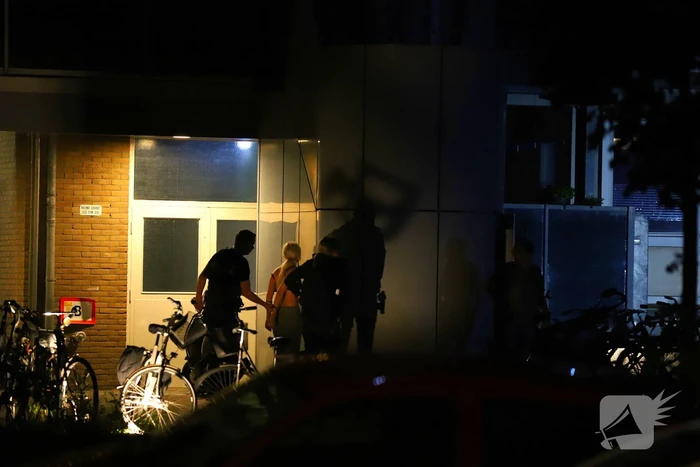 Twee personen aangehouden bij flatgebouw