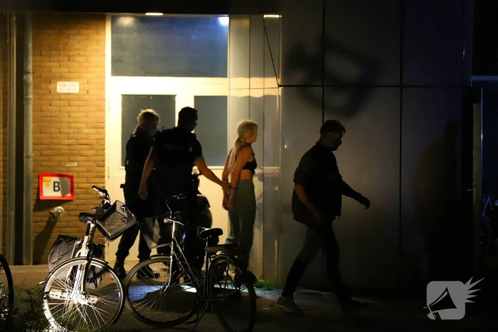 Twee personen aangehouden bij flatgebouw