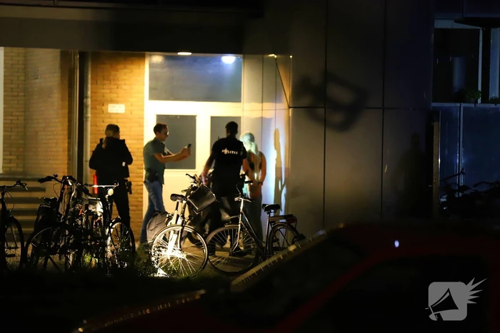 Twee personen aangehouden bij flatgebouw