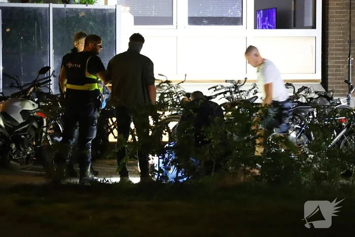 Twee personen aangehouden bij flatgebouw