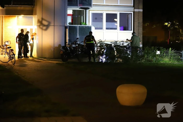Twee personen aangehouden bij flatgebouw