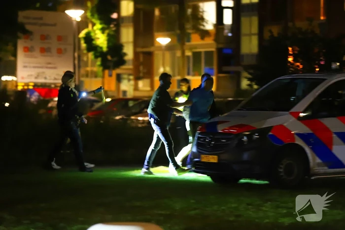 Twee personen aangehouden bij flatgebouw