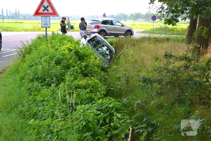 Auto belandt in greppel