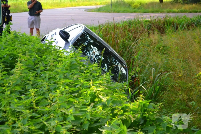 Auto belandt in greppel