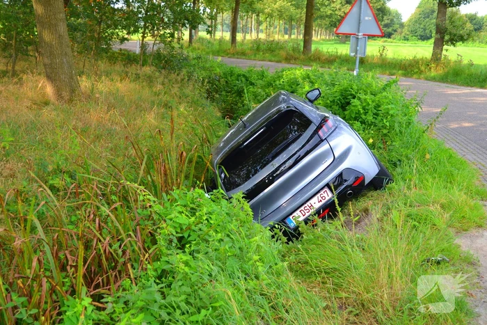 Auto belandt in greppel