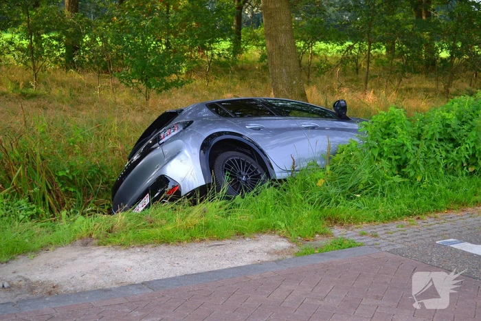 Auto belandt in greppel