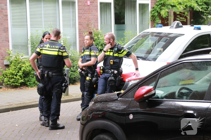 Personenauto raakt van de weg en belandt in sloot
