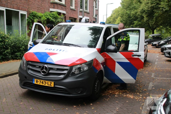 Personenauto raakt van de weg en belandt in sloot