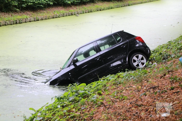 Personenauto raakt van de weg en belandt in sloot