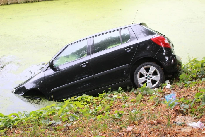 Personenauto raakt van de weg en belandt in sloot